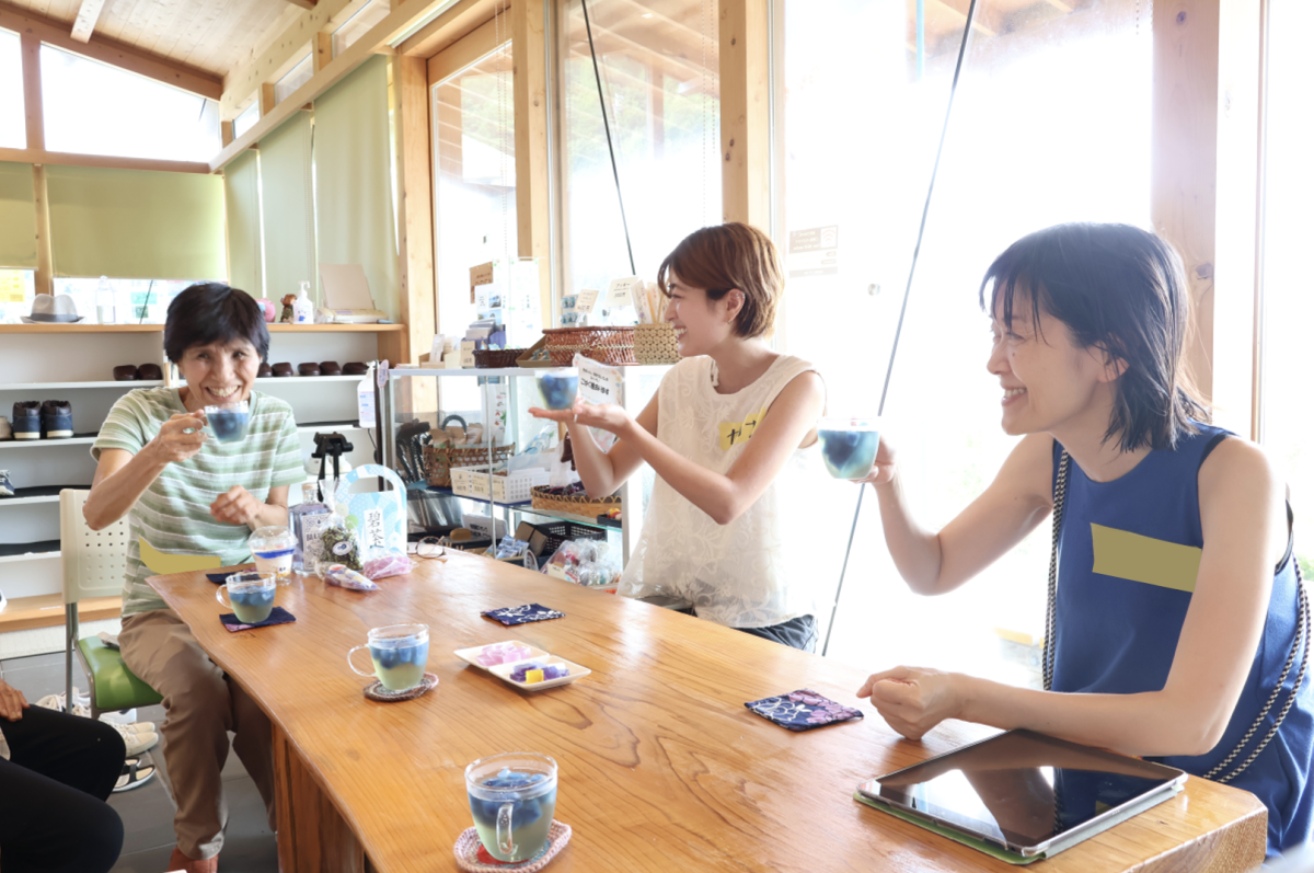 バタフライピーが入ったお茶で乾杯！